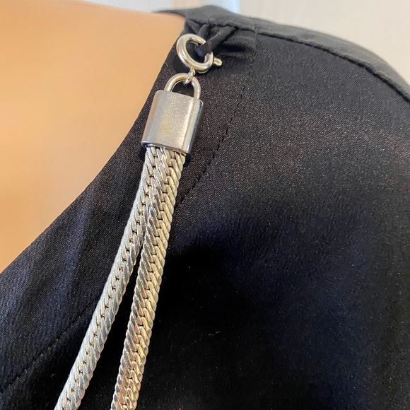 ESCADA CAP SLEEVE SZ 40 SILK BLK TOP W CHAIN - Picture 5 of 8